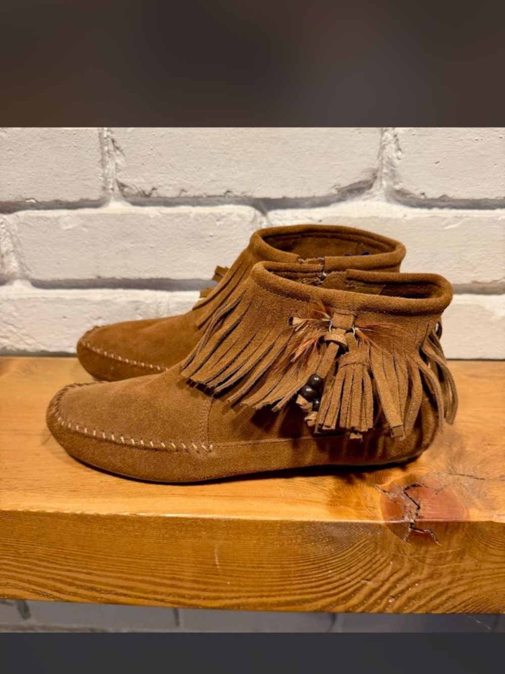 Minnetonka moccasins short ANKLE booties light brown suede MODEL off duty - Picture 6 of 6